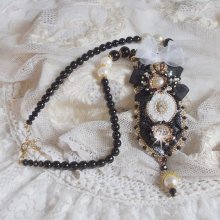 Vintage Sacred Black Haute-Couture ketting geborduurd met Swarovski kristallen, organza lint en Miyuki kralen.